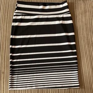 Lularoe LLR Black & White Stripe Cassie, Medium